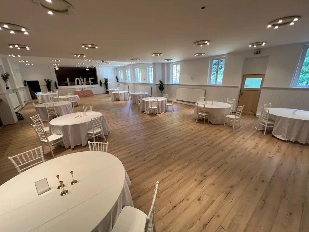 Saal mit Bestuhlung